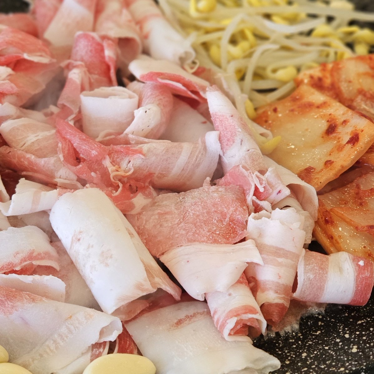 tldpffh_'s tweet photo. 다들 새벽이니까 자겠죠?
이제 안자는 사람들을 위한 배고프게 만들기 얍
고기! 대패삼겹살!! 김치도 굽고 콩나물도 굽고있어요
어때요 배고프죠? 후후 https://t.co/2s0eLp3C76