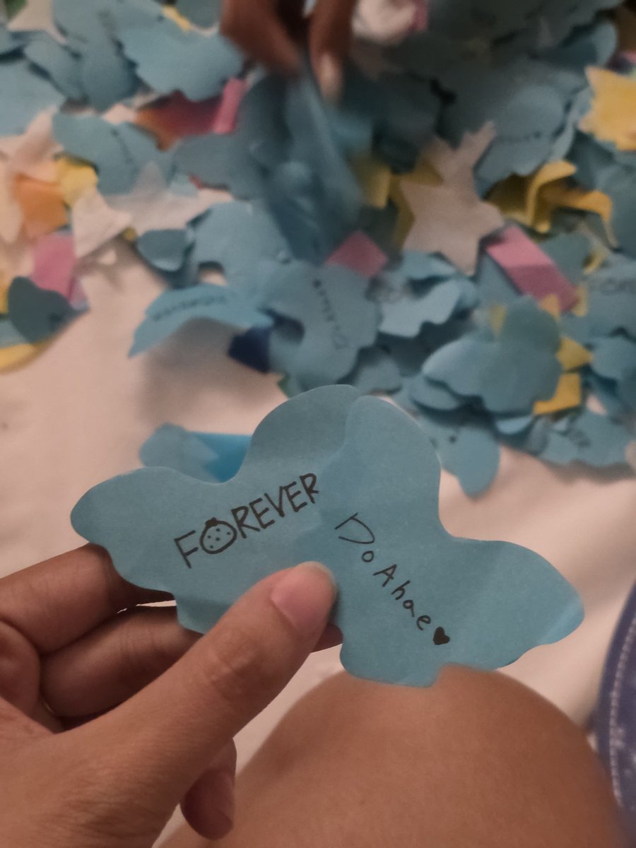sesanicheol's tweet photo. Confetti galore https://t.co/SBTNsxNmo8