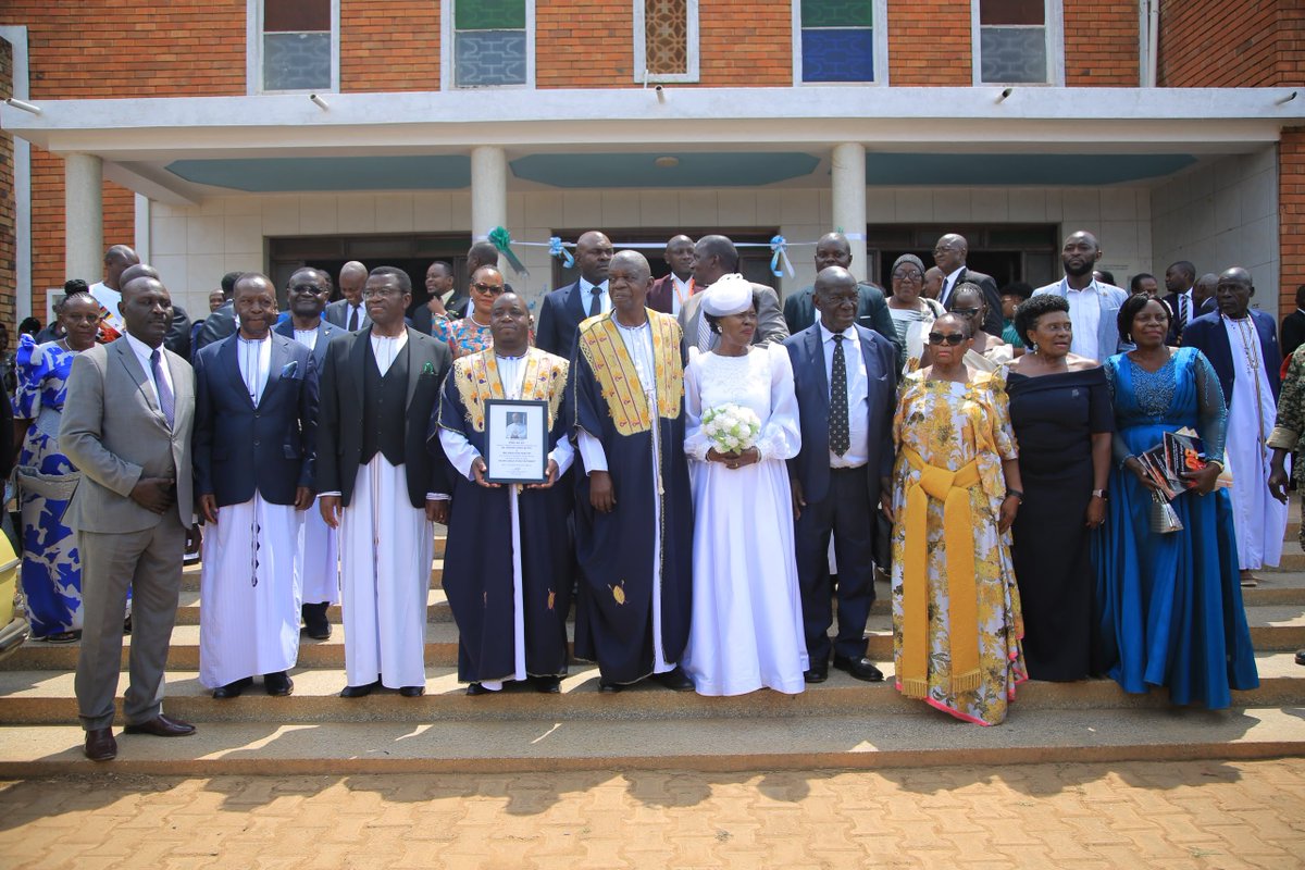 BugandaKingdom_'s tweet photo. Eyaliko Pookino, Owek. Vincent Mayiga ajaguza emyaka 50 mu bufumbo ne mukyala we Rosemary Bella Namutosi Mayiga, bazzeemu okukuba ebirayiro mu Ekelezia y'Omutukuvu Andereya e Matale Kaliisizo mu Buddu.

Katikkiro Charles Peter Mayiga asinzidde eno n'awabula abavubuka okukomya obutiitiizi n'okwagala eby'amangu ne badda mu kwogerera obufumbo amafuukuule. Ategeezeza nti mu nsi tewali kintu kyangu kyokka ab9 abamalirivu bawangula. Bwatyo ayozaayozezza Owek. Mayiga ne Mukyala we olw'ekkula lye batuuseeko 

Ebisingawo 👇 
https://t.co/O4FX5lUgAI