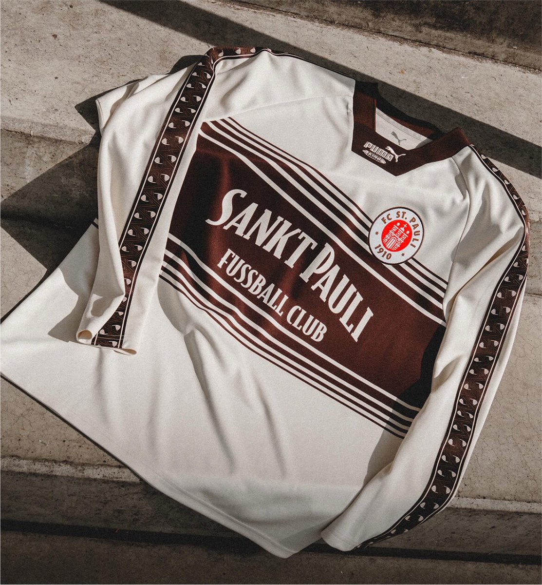 ChatShirt's tweet photo. Oh … So Puma DO know how to make a fucking banger after all. 🤯 https://t.co/QhUzLTKi3b