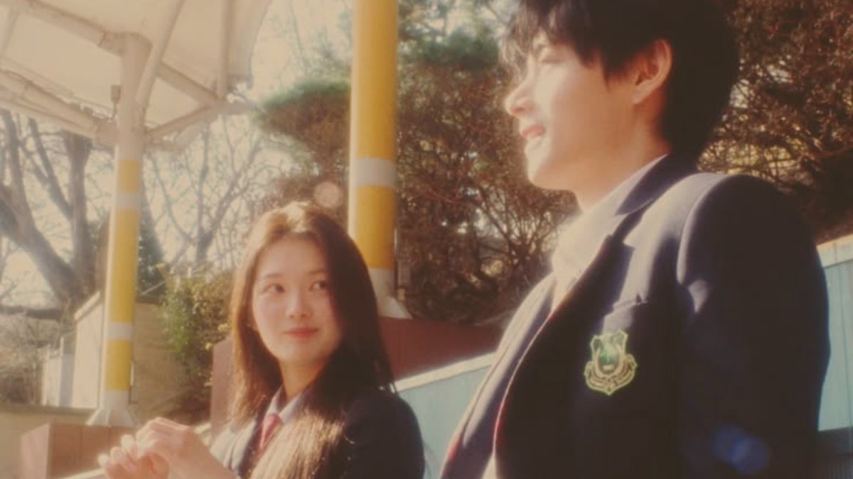 7withluv__'s tweet photo. this genre of taehyung being gentle to woman. https://t.co/BWR89XEpp9