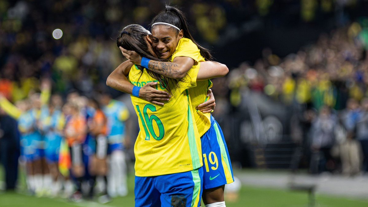 futdasminass's tweet photo. AGORA É LEI! 👨‍⚖️🎟️

A Copa do Mundo Feminina de 2027, no Brasil, terá meia-entrada garantida por lei.

A medida assegura o benefício para estudantes, idosos (+60), e jovens do CAD ÚNICO, públicos já previstos na legislação. Com esse benefício o Mundial vai ficar ainda mais acessível para todos, incentivando a presença de mais torcedores nos estádios. 🇧🇷⚽

Excelente notícia, não é? 🤩
Quem já está na contagem regressiva para 2027? 👀💚💛

📸 Marina Sá\COB