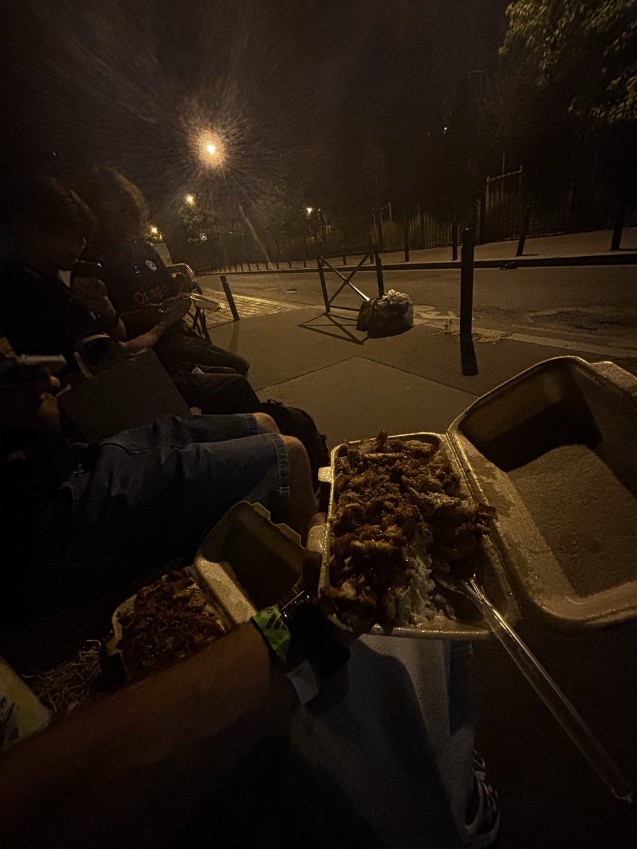 9arioh's tweet photo. tjrs pas de lit mais merlige un tasty crousty https://t.co/0ARwNrrgqP