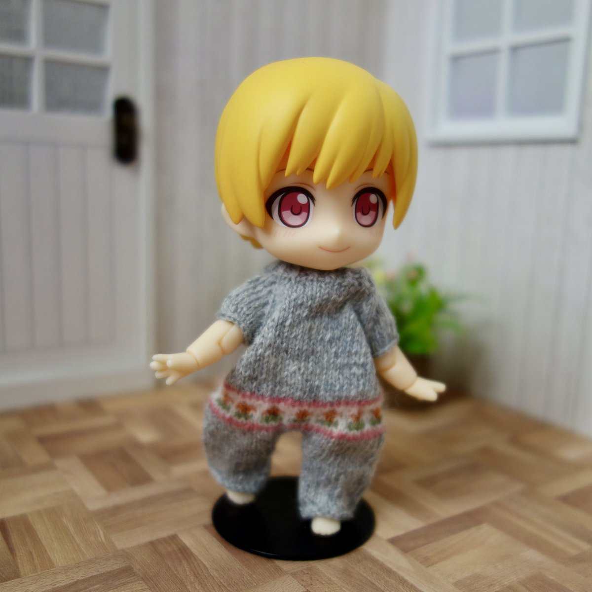 small_knitting's tweet photo. 何故か、先日のX不具合の時の投稿だったからか、ねんどろいどどーるKidsボディにサンプル作品を試着させた時の投稿が消えている(？)ので、再投稿しておきます。
ズボン部分は、ややゆったりめです。

実際の作品は、模様部分を微調整しました。

作品ページは、明日公開予定です。

＃ドールニット https://t.co/wPclxG3Izp