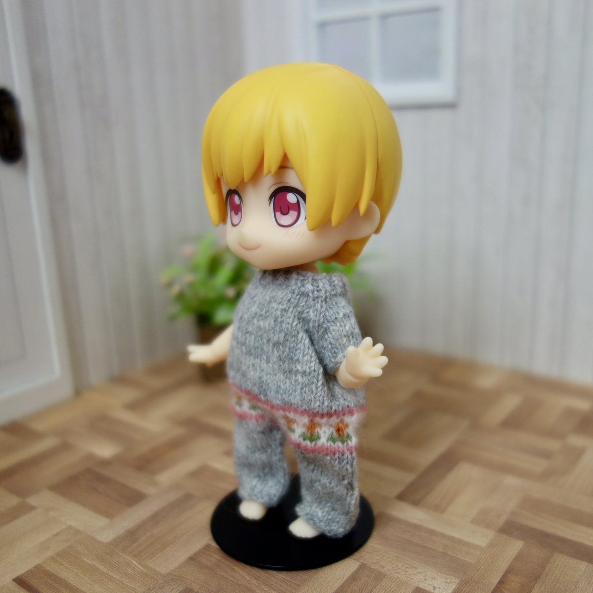 small_knitting's tweet photo. 何故か、先日のX不具合の時の投稿だったからか、ねんどろいどどーるKidsボディにサンプル作品を試着させた時の投稿が消えている(？)ので、再投稿しておきます。
ズボン部分は、ややゆったりめです。

実際の作品は、模様部分を微調整しました。

作品ページは、明日公開予定です。

＃ドールニット https://t.co/wPclxG3Izp