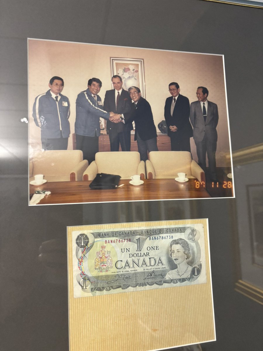 yuto_matsuura's tweet photo. うちの🇨🇦子会社がまだ代理店だった頃、倒産寸前の危機にあった

その会社を救うために祖父が買収を決断。支払った対価は、1ドル

あれから約40年…
今でも、その1ドルは「会社を救ってくれた証」として大切に応接室の壁に飾られています https://t.co/uFxWquU9Rq