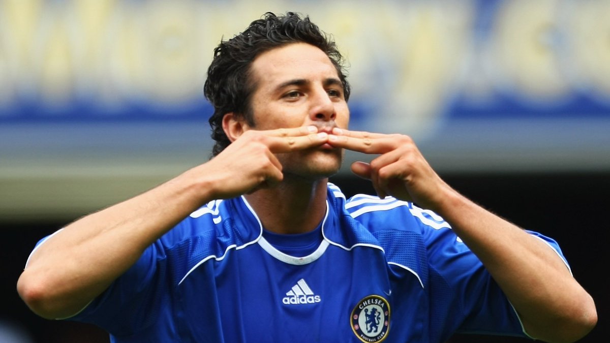 ChelseaFC_Sp's tweet photo. ¡Un día como hoy, hace 19 años, Claudio Pizarro llegaba al Chelsea! 🇵🇪💙

@pizarrinha ⭐️ https://t.co/3s9cU1U0GO