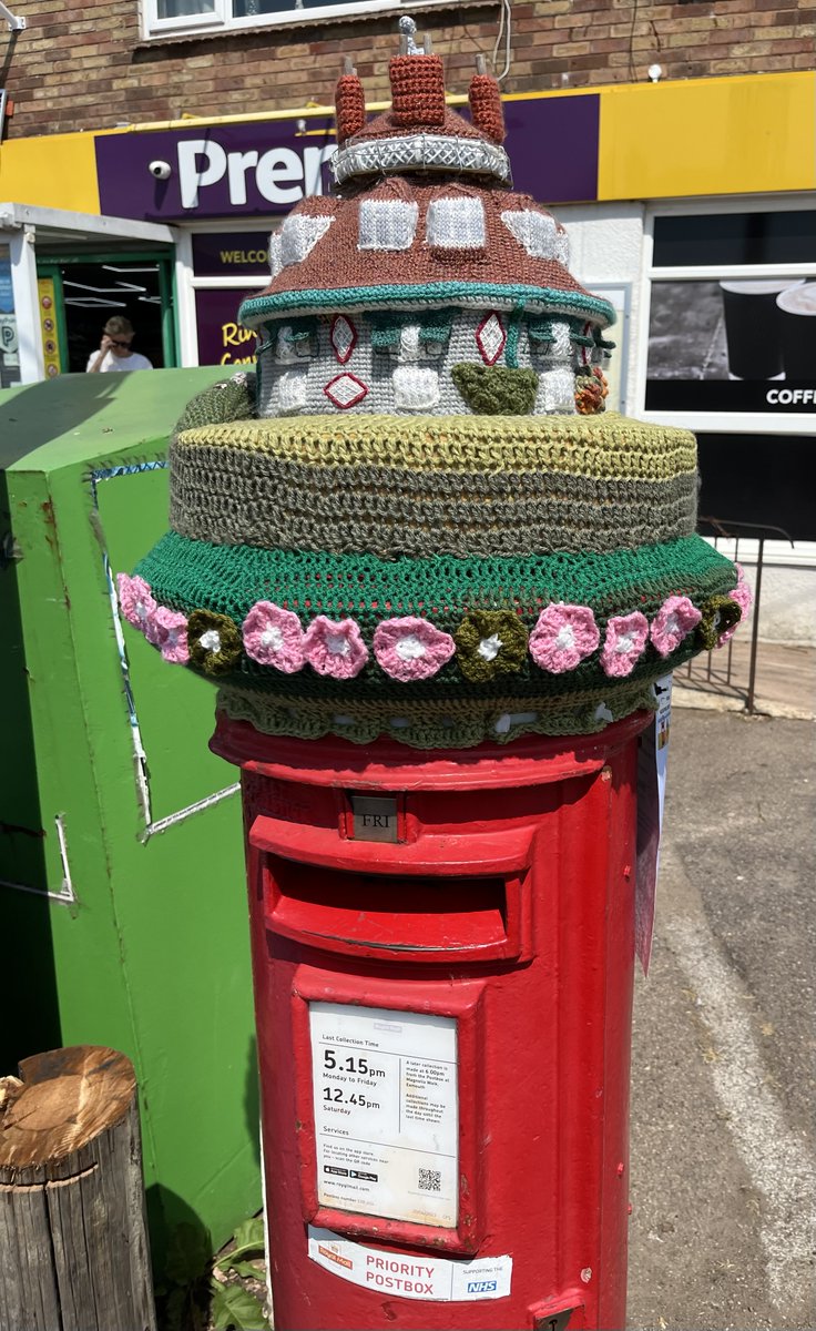 pmj_photos's tweet photo. Someone has recreated A la Ronde in miniature on top of an Exmouth postbox, right down to the diamond windows and the gallery.
#PostboxSaturday #Exmouth #Devon #RoyalMail
@PostedInThePast @GirlPostbo25720 @lbsg1976 @letterappsoc https://t.co/g3LXpmWQzU