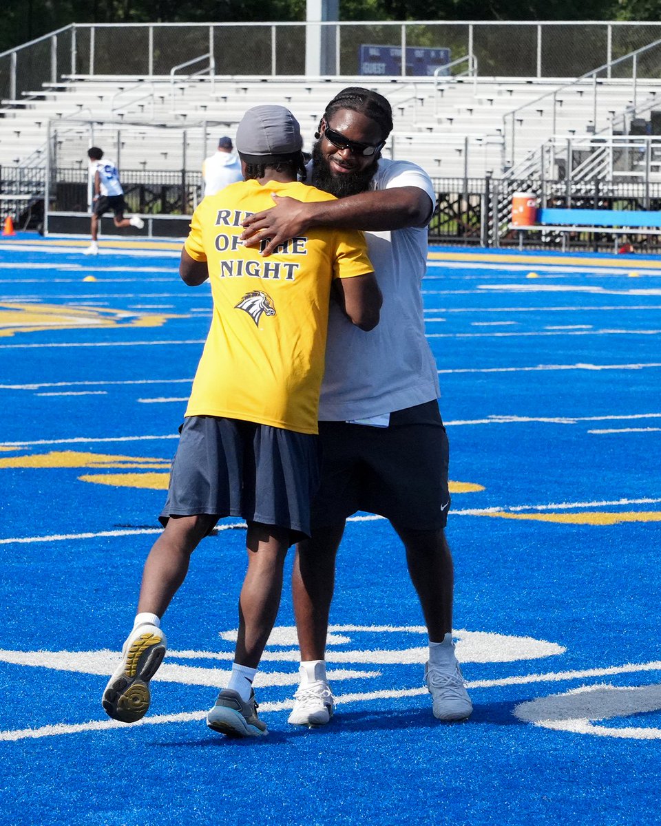 UNewHavenFB's tweet photo. What a night for the Friday Night Showdown on the 🟦‼️

There's still time to register for the Last Chance Showcase tomorrow afternoon; register below! Walk ins also welcome!

🔗: https://t.co/UxrOPhFKk7

#FindAWay | #FAST https://t.co/ULDVJS3APw
