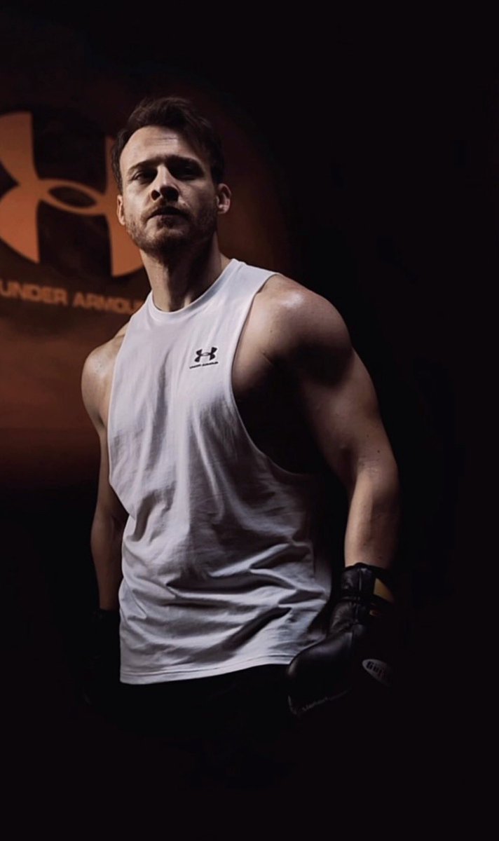 thebursinbrasil's tweet photo. 📰✨️Kerem Bürsin segue fortalecendo sua parceria com a Under Armour.  

Nas novas imagens, Kerem aparece com peças da coleção performance da Under Armour, evidenciando mais uma vez a conexão entre sua rotina de treinos e os valores defendidos pela empresa. Embaixador da marca, o ator se consolidou como um dos principais rostos da Under Armour na Turquia.

Além de seus projetos no cinema e na televisão, Kerem continua expandindo sua presença no universo publicitário, unindo autenticidade, dedicação e uma forte identificação com o público.

Com uma carreira em constante ascensão, Kerem Bürsin prova que sua influência vai muito além das telas. ✨️

#KeremBürsin