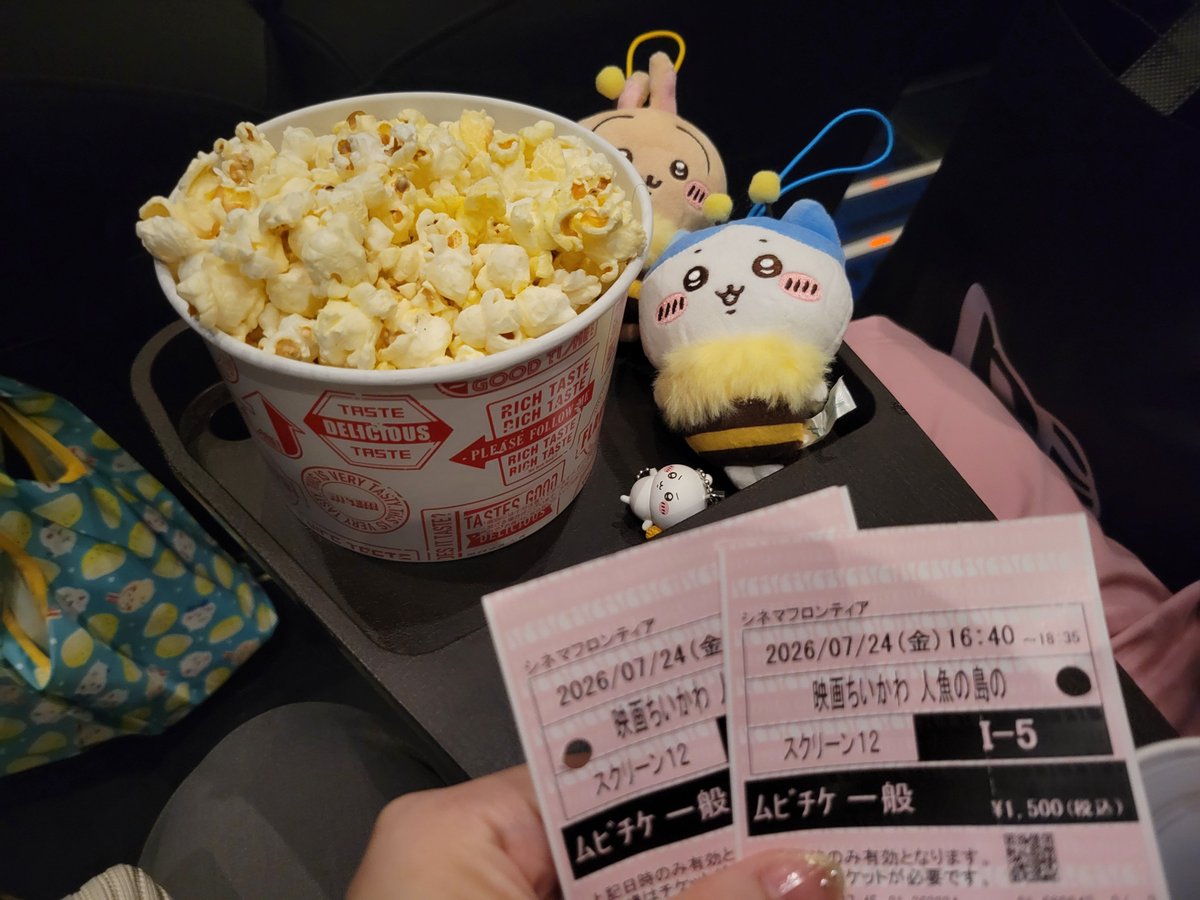 NaaaFOLFOX69446's tweet photo. 昨日は公開初日にちいかわT着て
映画に行ってきたー☀️
みんなそれぞれの推しを
Bagに付けたりしてて
見てて楽しかった🎀(  ॑˘ ॑* )
入場者プレゼントも
ハチワレとちいちゃんで引き強だった
映画は考えさせられる部分もあったけど
とにかく可愛くて癒されました♥️
付き合ってくれた旦那くんに感謝🌼 https://t.co/cYfpsNzOAg