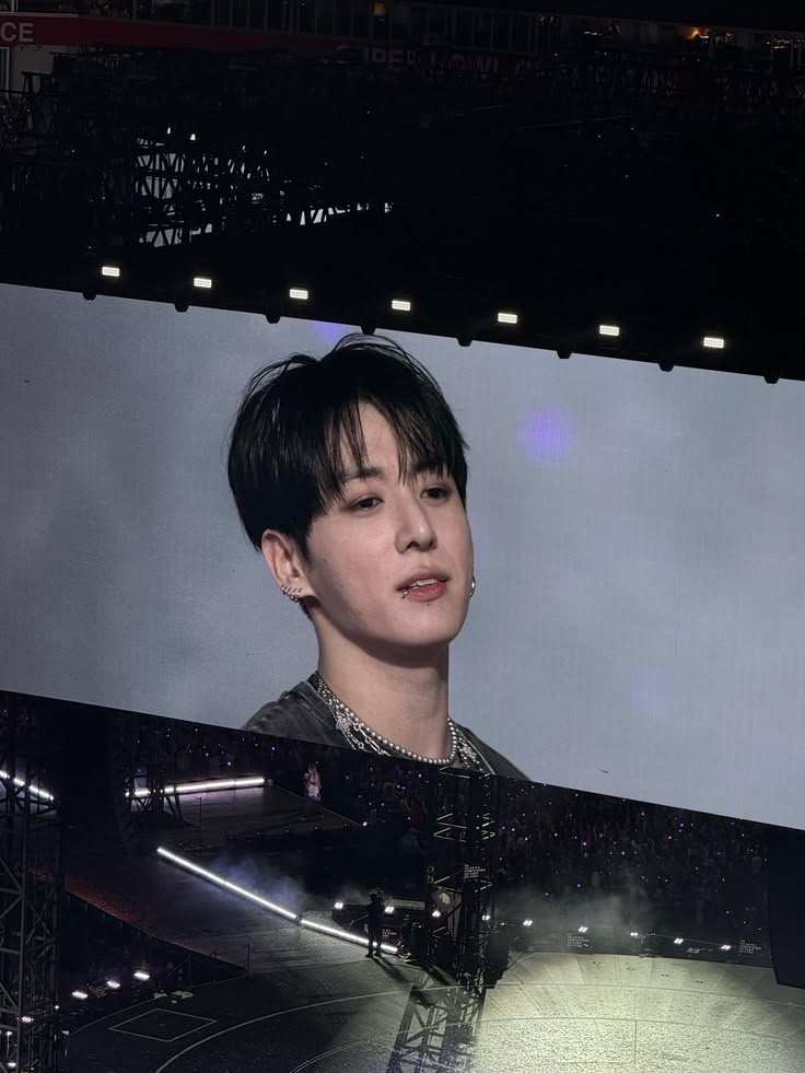 97STARRYKOO's tweet photo. jungkook on big screen >>>>>> https://t.co/pXBGQ5uC0r