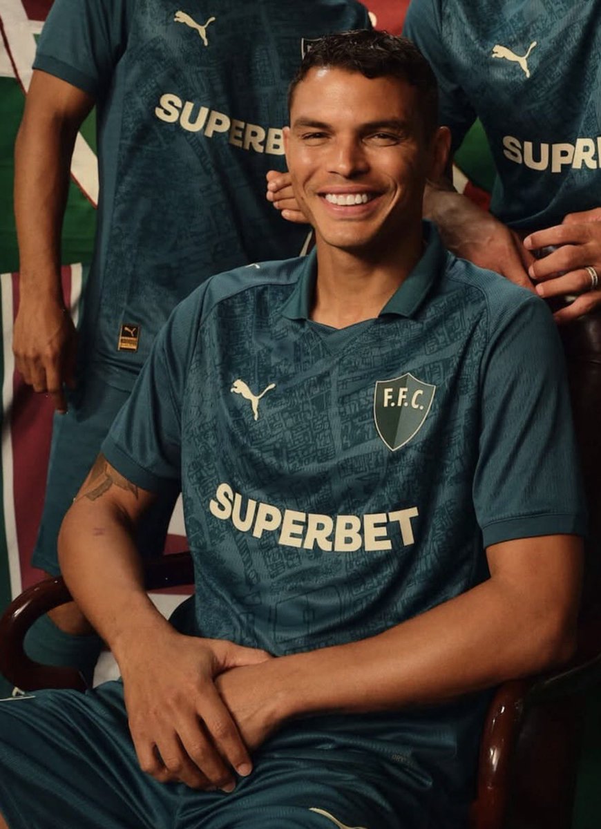 diasbernardotl's tweet photo. 🇦🇴🇭🇺 Duas camisas FODA da dupla Fla-Flu. 

Imagina um clássico com os times as usando… 🔥👀 https://t.co/Zcj842sowz