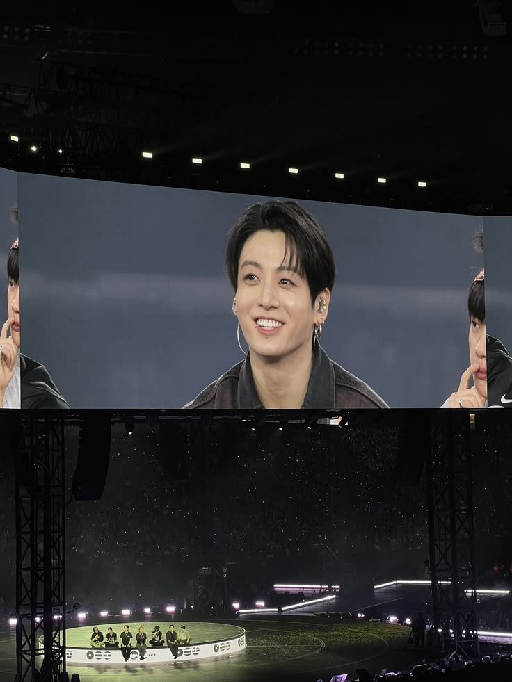 97STARRYKOO's tweet photo. jungkook on big screen >>>>>> https://t.co/pXBGQ5uC0r