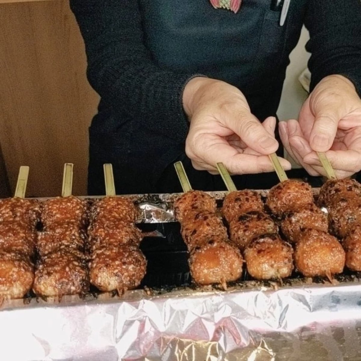 osugoheimochi's tweet photo. 7/25 (土) 11時半〜18時半L.O.

「暑いですね🥵」が合言葉になってます🫠

スタッフ共々
スポドリ、お茶を飲みながら、経口補水液も用意し店に立ってお待ちしております💪☺️

通販(URLはプロフ)、ウーバーも再開していますので是非ご利用下さい🍡😉

暑くても寒くても変わらず焼き立てのごへいもちを✨ https://t.co/AfHW7fHlE4