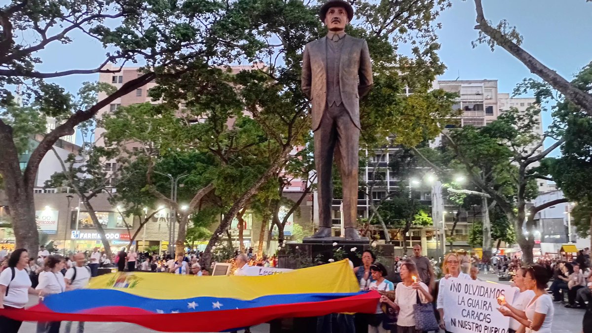 miranda5410's tweet photo. Plaza de la Candelaria, 6:55 pm honrando la memoria de los fallecidos justo hoy cuando se cumple un mes de los sismos que enlutaron a la Patria del Dr José Gregorio Hernández. https://t.co/5YN00JFJIz