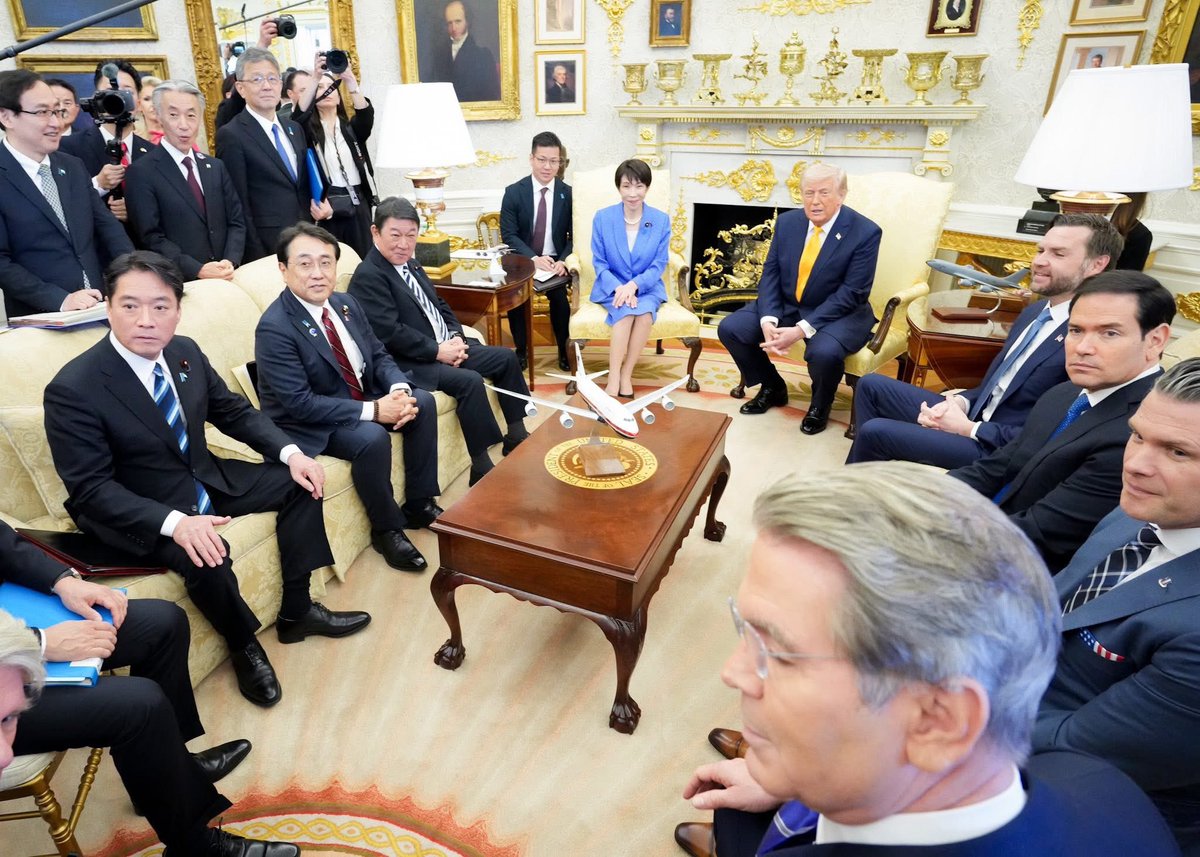 moteging's tweet photo. 昨日、特別国会が閉会しました。

今国会では、過去最大の約122.3兆円の予算はじめ、国民生活に直結する多くの法案を成立させることが出来ました。

私自身、外務省として提出した2法案の成立、12条約すべての承認を得ることができました。
また、この国会会期中も、2月28日以降のイラン情勢の緊迫化も受け、昼夜を問わず各国との電話会談や会談、会議は約80回以上に及ぶなど、緊張感を持って外交に当たってきました。

国会開会中ながら、総理の米国訪問同行、フランスG7外相会合、インドでの日米豪印外相会合、アフリカ4か国訪問、トルコでのNATO首脳会合、そして今週はフィリピンでのASEAN関連外相会議など、多くの海外出張も重ね、日本の国益を踏まえながら、国際社会全体の平和と安定に向けて全力を尽くしてきました。

ご協力いただいた関係者の皆さんに心より感謝申し上げます。

国会は閉会しますが、今後も重要な外交日程が続きます。
引き続き、外務大臣として外交の最前線に立ち、一つ一つの課題に緊張感を持って全力で取り組んでまいります。