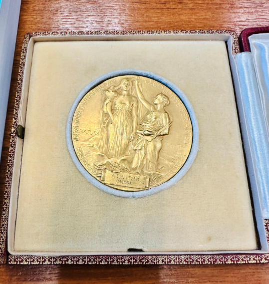 AlbertEinstein's tweet photo. Einstein's actual Nobel Prize is one of the many treasures at the Albert Einstein Archives. 🏅 https://t.co/PoB4LIwTn8
