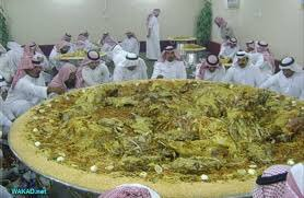 AboDantee's tweet photo. شي ثاني ابيكم تلاحظونه في ثقافتنا العربية والثقافة التركية

عمركم تساءلتوا ليه السفرة التركية ضخمة والعشاء عندنا مفاطيح بكمية مهولة وتبذير؟ بينما اماكن اخرى يكتفون بساندوتش او شوربة

ثقافة الندرة scarcity تنتشر في البيئات اللي يكثر فيها التنافسية على الموارد زي الصحاري والمناطق الزراعية البسيطة زي القرى التركية والسهوب والأماكن اللي الحكم فيها كان شبه اناركي او الحكومة ما كانت فيها قوية زي كثير من القرى والمدن التركية ايام العثمانيين، وزينا حنا لأن اجدادنا عاشوا في الصحراء والجوع

ثقافة الندرة هذي تخلينا نحب نحط كمية ضخمة من الأكل في الصحون امامنا وقت الجمعات والعزايم من باب شوفوا كيف الاكل متوفر عندنا بكميات مهولة، وشوفوا كيف حنا كريمين مع الضيوف وان الخير عندنا واجد للقاصي والداني

هي بالنهاية الهدف منها داخليًا دون ما نشعر هو إظهار الوفرة  abundance وهالشي يعطينا قيمة اجتماعية وقوة وثقة مجتمعية ولذلك تشوفون قبائل اشتهرت بأن عندها صحون ضخمة جدًا ويسمون صحونهم بأسماء بعد ههههههههههه

هالشي يتمظهر بما يسمى الكرم عندنا كعرب وعند الاتراك كذلك، وربما مع الوقت نسويه لا اراديا ونقول كرم لكن ليه الكرم هو انك تعطي اكل فوق حاجة الآخر؟ ليه الكرم مهو وجبتين هامبرغر؟ بالنهاية المفحط الضخم والبرغر كلها تشبع..
لكن السبب، هو المكانة الاجتماعية

اكل كثير = وفرة = حنا بخير وكريمين = مدح، وفي الثقافات الجمعية وثقافة الشرف والعار، مدح الآخرين هو العملة اللي تعطينا قيمتنا زي اما شرحت بالثريت اللي تحت ذا

من ناحية اخرى، في ثقافات زي الاوروبية تجد ان الساندويتش تكفي لانهم عاشوا سنين كثيرة في ثقة بأن مصادر الأكل مستمرة دون انقطاع ومعدل الثقة بين الناس والحكومات عالي وقيمة الانسان فردانية تعتمد على شخصه وانجازاته ما تعتمد على مدح الناس وذمهم ..

ولهذا ما يهتمون بإظهار هالصحون الكبيرة، فقيمة الشخص في تعليمه ونجاحه المهني وإنجازاته الشخصية وقبول الناس له وما شابه

الاكيد ان الاختلافات الثقافية امر ممتع يوم تقرأ فيه