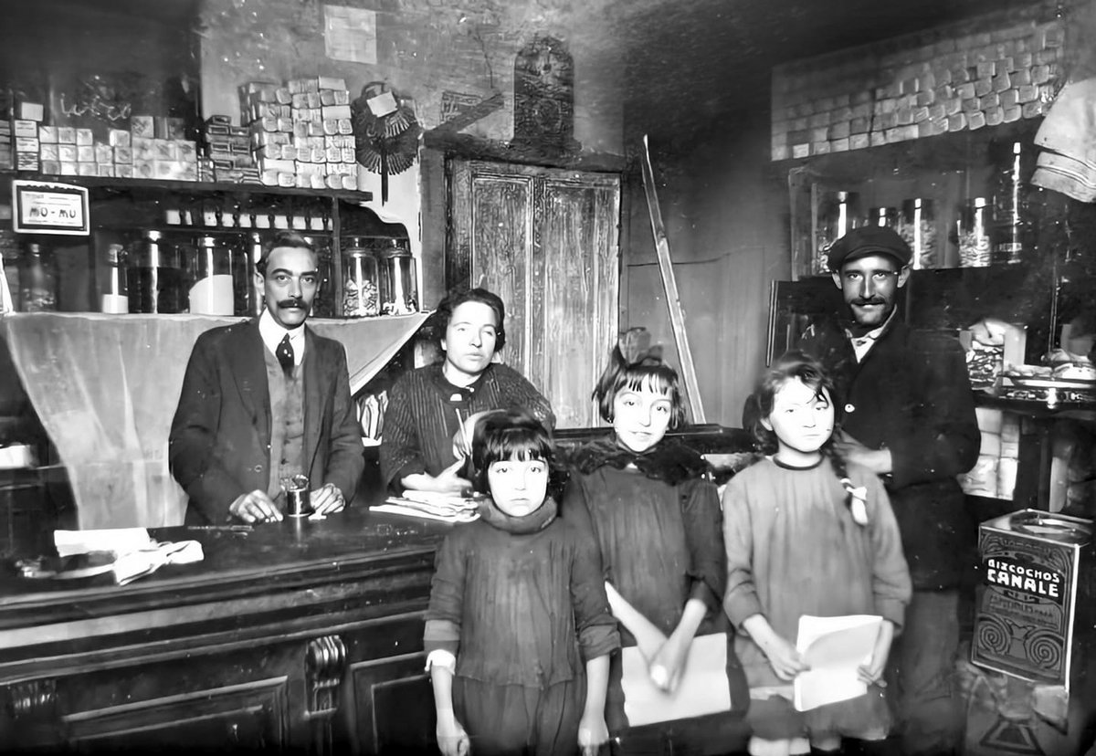 BsAs_recuerdo's tweet photo. Una familia propietaria de un almacén en el barrio de Liniers en 1921. https://t.co/IcuuJYIpfm