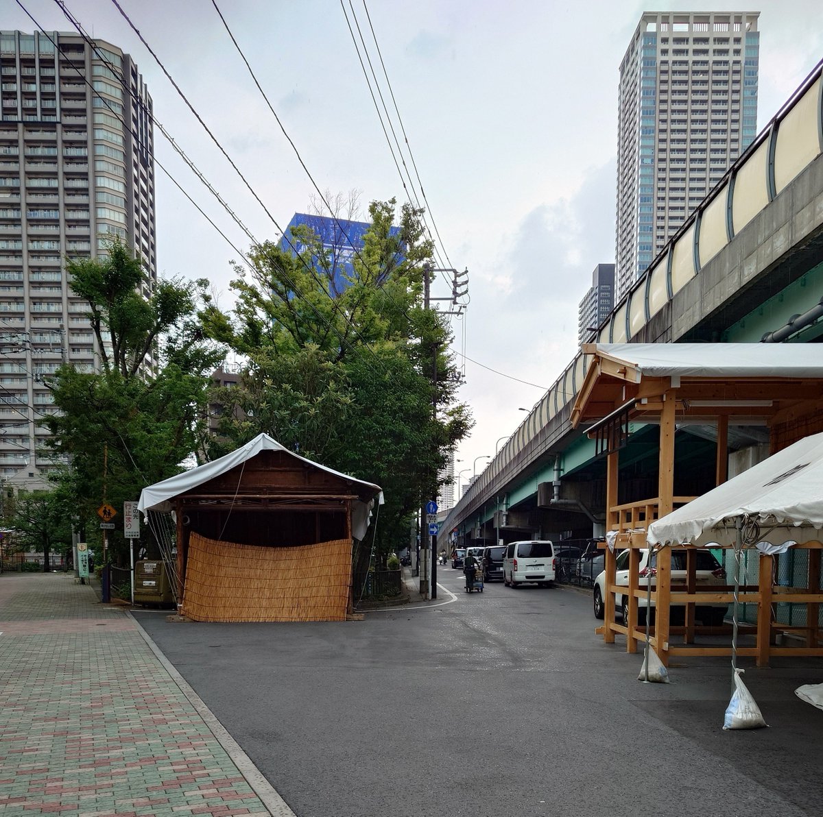 hiruminakongwon's tweet photo. 今日は隅田川花火大会🎆
佃大橋で、蛭川が見上げたあの方向に花火が見えるのか……いや、少し遠いかな？？
スカイツリーの方向だから上がっていた方向は大体合っていると思うけど……
実証したかったけど
花火🎆の時間帯はお仕事中😭

昨日の佃小橋、２人の別れた道も神社のお祭り仕様😆
＃ytv未成年 https://t.co/0AI2ekxcUC