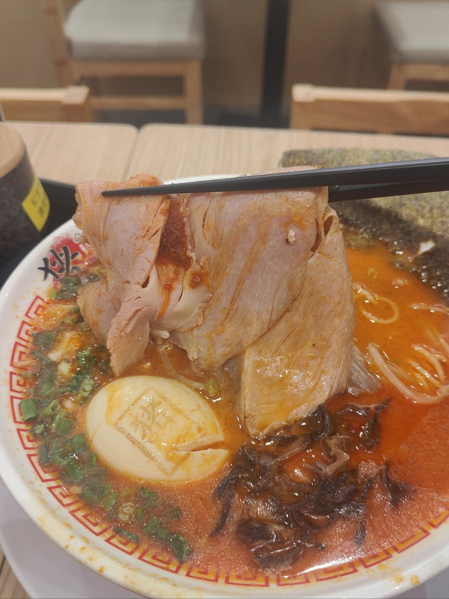Henriqu19088774's tweet photo. Late-night cravings fixed. Steaming hot ramen, warm smiles, and quiet company—all served till 2 a.m. Come knock, your cozy corner’s waiting. https://t.co/mvi2T0v9np
