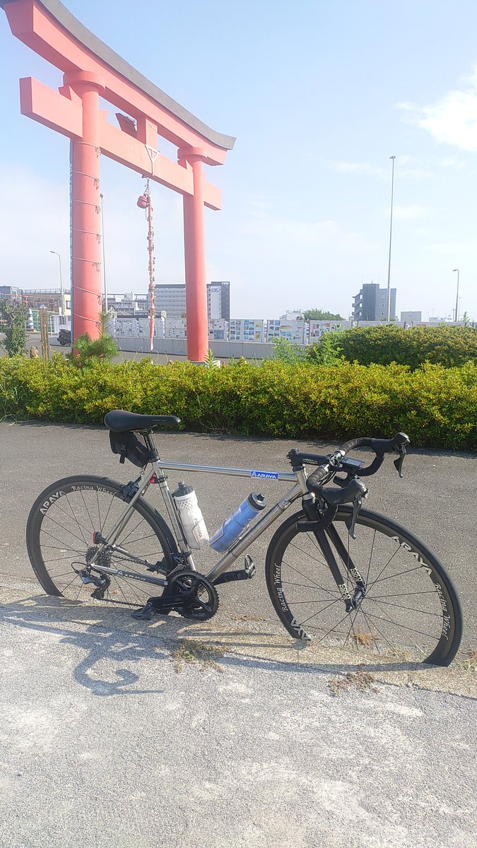 ARAYAN_WORX's tweet photo. 早起きに失敗したので大鳥居

��に暑いから早く帰ろう https://t.co/FzEAC17JWJ