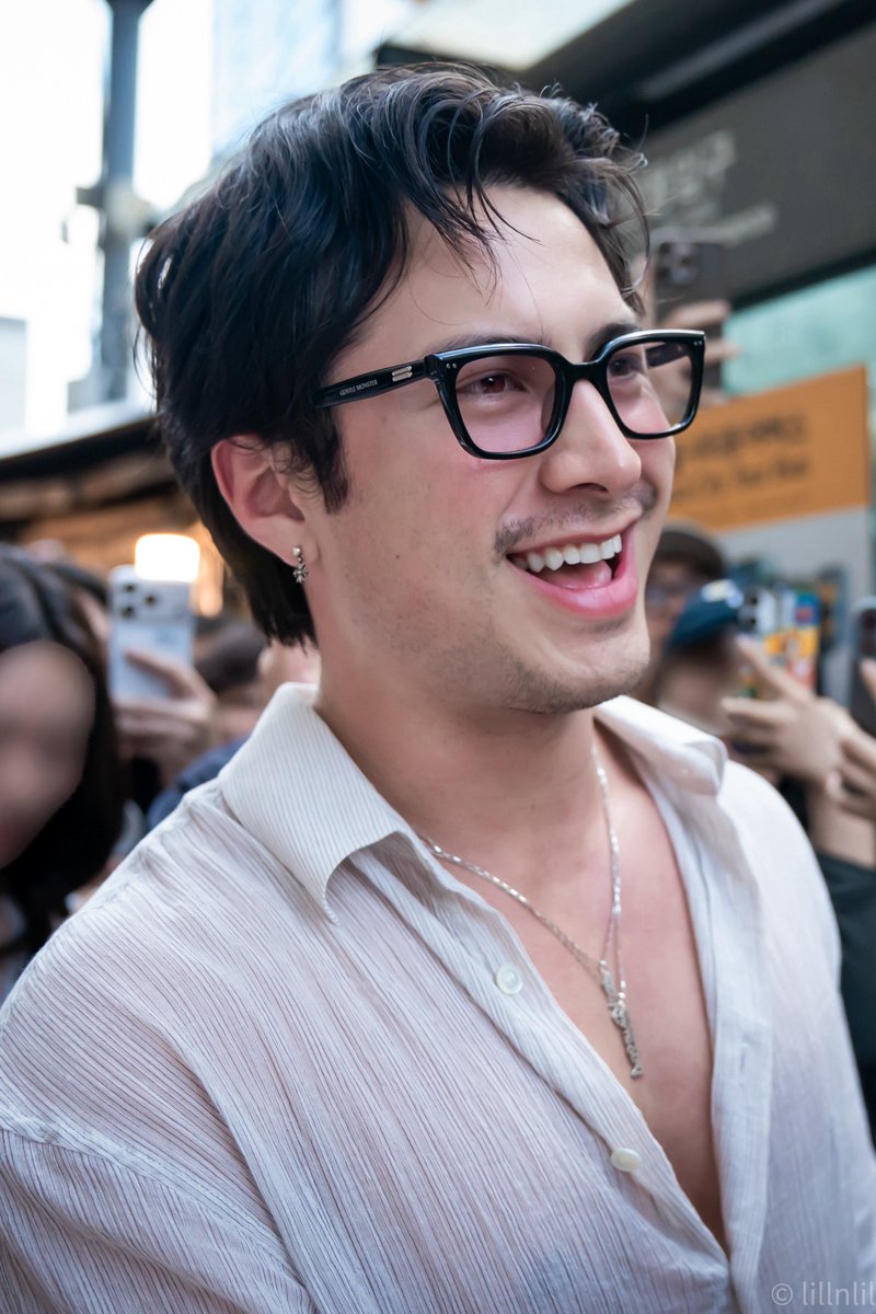 hudsonwproject's tweet photo. The face. The smile. The side profile. The charisma.✨
Hudson Williams serving some of his best photos yet in Seoul today. 

📷Via @lillnlil https://t.co/fiDsHNA2Ll