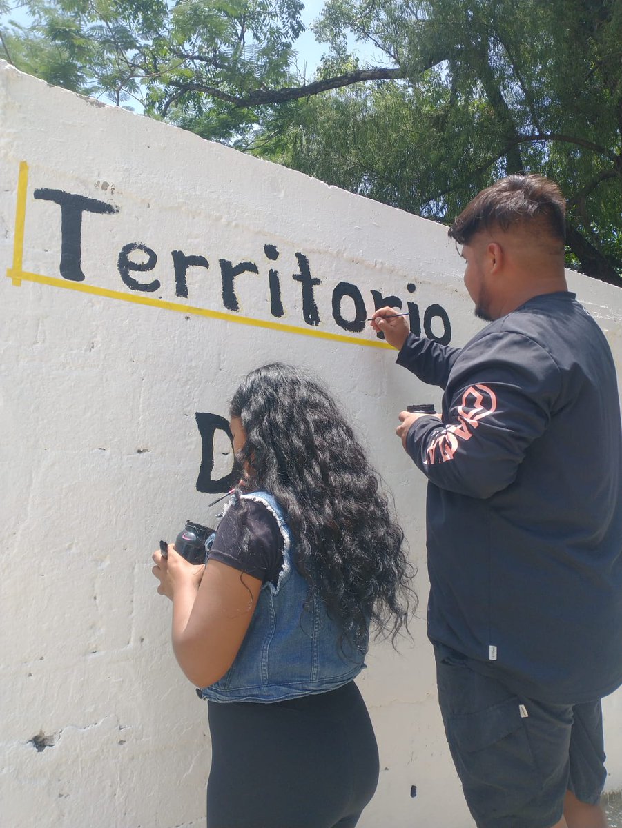 RocioBarcenaM's tweet photo. Con entusiasmo los integrantes de #JóvenesUnenAlBarrio, participaron en la creación del mural #TerritoriosDePaz en la comunidad de Rascón, #CiudadValles, #SLP. El arte también transforma espacios, fortalece la comunidad y construye #TerritoriosDePaz.  @rosaicela_ @SEGOB_mx https://t.co/IV6T6ZXKXA