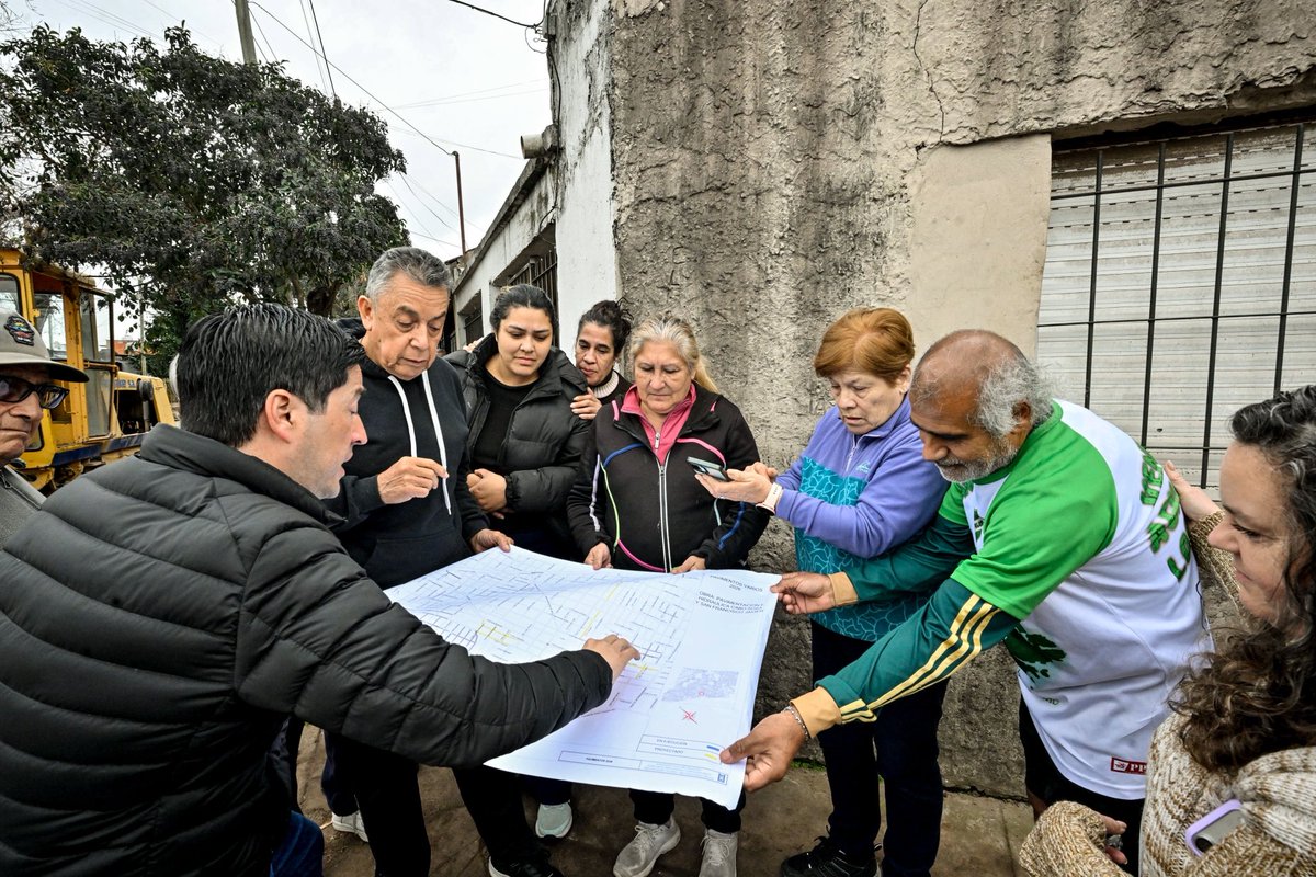 Nardini_Leo's tweet photo. En Malvinas hay obras en marcha y no queremos que se detenga el crecimiento.

Hoy visité los trabajos que se están realizando sobre las calles San Francisco Javier y Cabo Sosa en el barrio Iparraguirre de la ciudad de #GrandBourg.

Cuatro cuadras más de pavimento que muy pronto quedarán finalizadas y pude compartir lo que proyectamos con vecinos y vecinas de la zona.

Muchas gracias todos los que se toman su tiempo para acercarse, charlar y a través del diálogo y el trabajo diario poder seguir haciendo crecer a Malvinas.

#obrapública #malvinasargentinas #obras