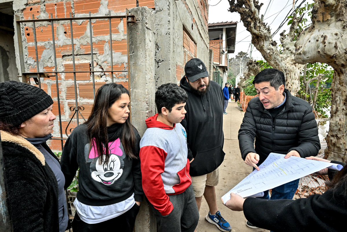 Nardini_Leo's tweet photo. En Malvinas hay obras en marcha y no queremos que se detenga el crecimiento.

Hoy visité los trabajos que se están realizando sobre las calles San Francisco Javier y Cabo Sosa en el barrio Iparraguirre de la ciudad de #GrandBourg.

Cuatro cuadras más de pavimento que muy pronto quedarán finalizadas y pude compartir lo que proyectamos con vecinos y vecinas de la zona.

Muchas gracias todos los que se toman su tiempo para acercarse, charlar y a través del diálogo y el trabajo diario poder seguir haciendo crecer a Malvinas.

#obrapública #malvinasargentinas #obras