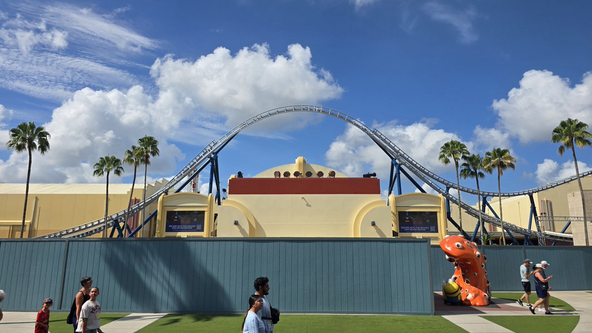 Midway_Mayhem's tweet photo. UNIVERSAL ORLANDO RESORT FAST &amp; FURIOUS: HOLLYWOOD DRIFT ROLLER COASTER CONSTRUCTION UPDATE 7.24.26

🎥: https://t.co/ZCswjkuJCU

A monumental moment was achieved today when crews were able to place the large wave turn track structure that now spans the concert stage area! https://t.co/foODzkN1er