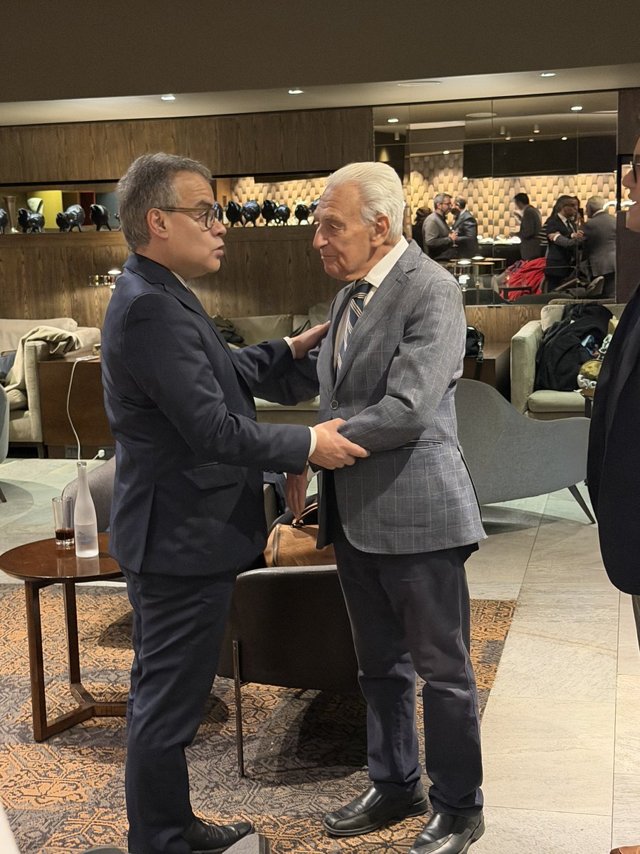 PalavecinoCL's tweet photo. El premio nacional de historia Bernardino Bravo felicita al nuevo decano de @derechouchile @uchile https://t.co/PdYFdgJAf7