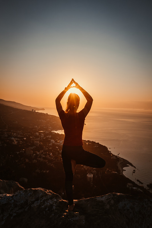 TerriSchaffer91's tweet photo. Just had my first outdoor yoga session at sunrise on the city rooftop—this calm + sky view combo hit different! ♀， https://t.co/lD2UxXghjQ