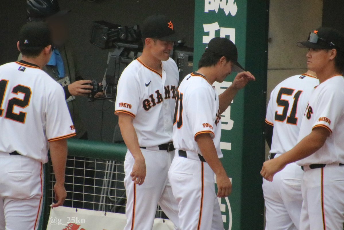 g_25kn's tweet photo. お2人がニヤニヤしてるのは…
(一塁側エキサイトに阿部慎之助タオルを掲げてる方がいたからです…)
(楽人さんその後しっかり他の人にも教えてた👈🏻)

2026.07.23
in ジャイアンツタウンスタジアム
 #若林楽人  #湯浅大 https://t.co/Xrv4BizE4i