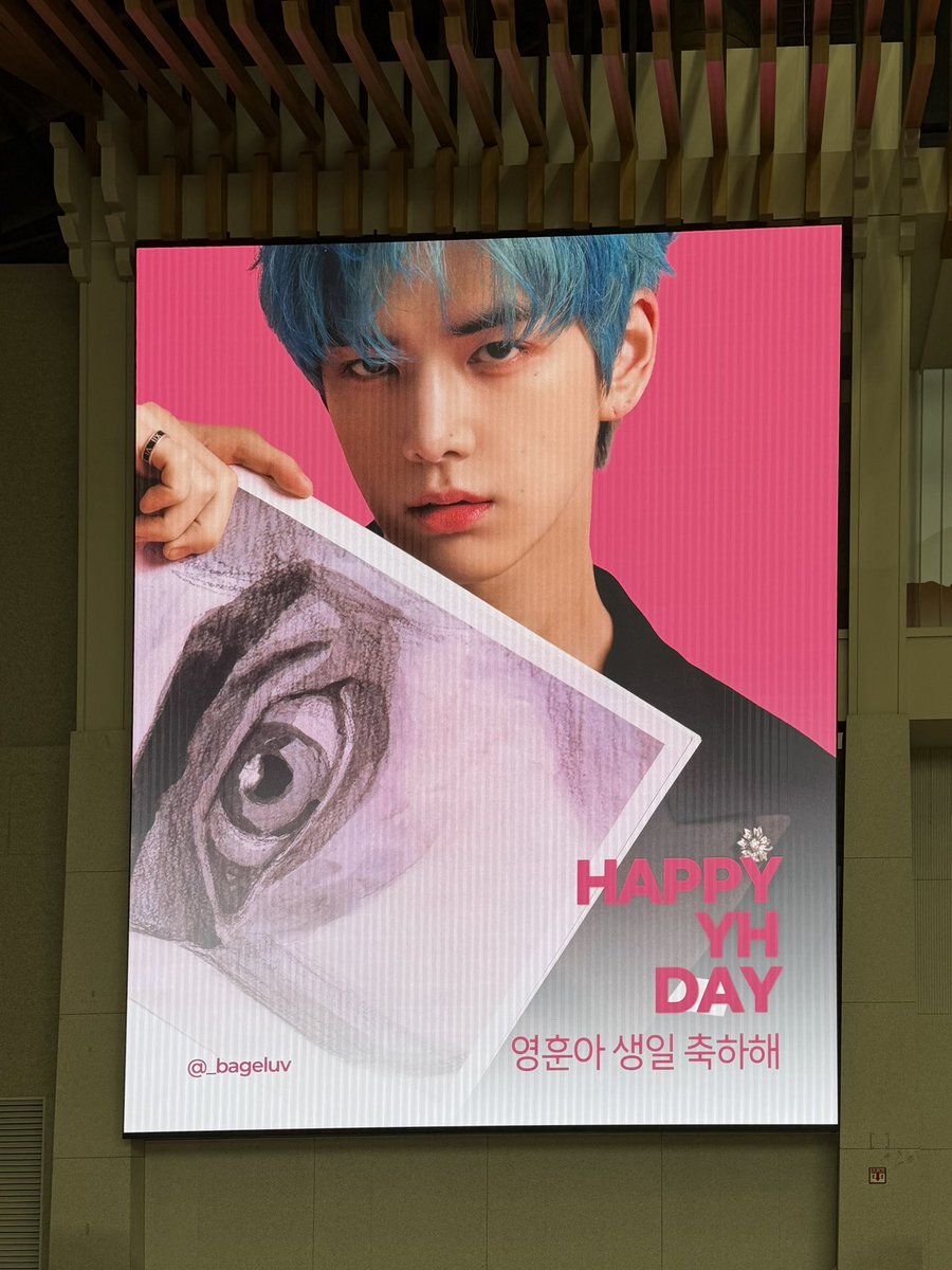 wave2hoon's tweet photo. 김포공항에서 영훈이 생일 축하 광고를 본 영훈이 >.< 🫨 https://t.co/JPTAzI1kb1