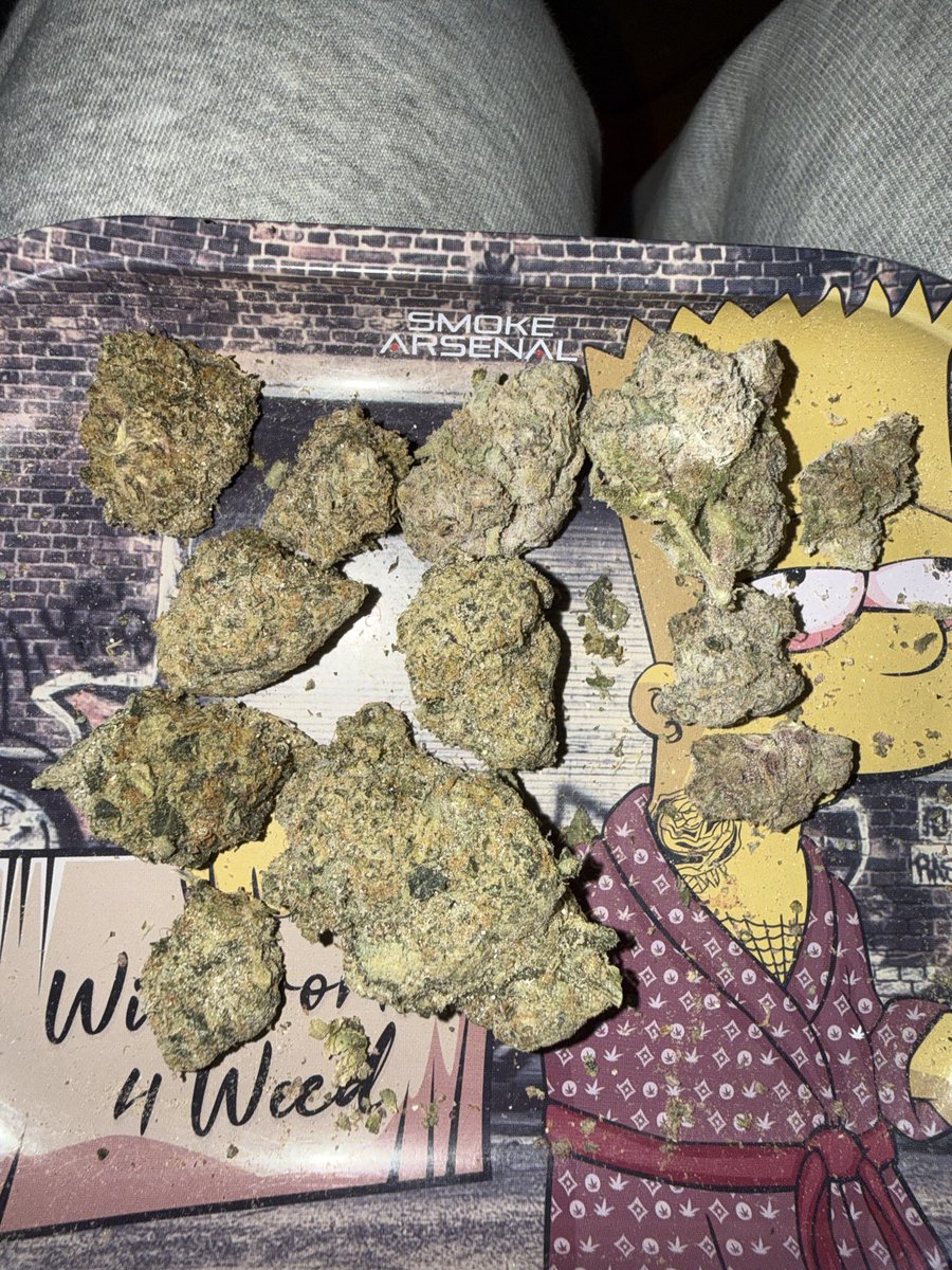 meditat8d's tweet photo. I had to take it apart like lego -_- but it smells very yummyyy #drugtwt #weedtwt https://t.co/IZDtyhqqoT