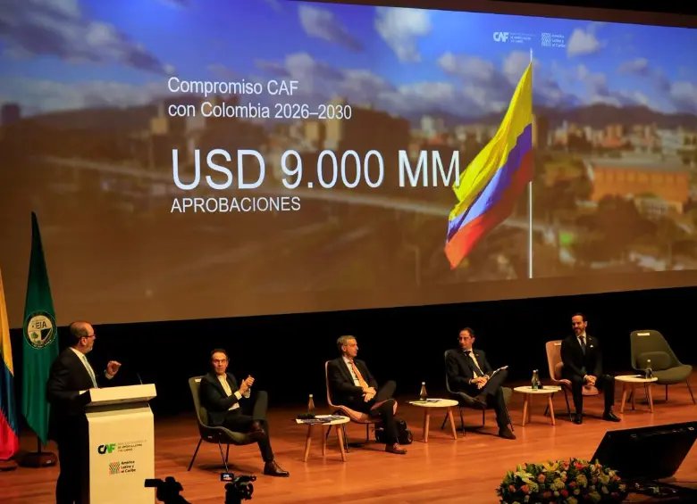 guirampar's tweet photo. IMPORTANTE!!

9.000 millones de la CAF no son un regalo… son un examen de capacidad estatal.

CAF acaba de anunciar USD 9.000 millones para Colombia 2026-2030. El mayor compromiso financiero de su historia con el país.

Ejes: seguridad energética, infraestructura productiva, inclusión social y desarrollo territorial.

Suena imbatible.
Pero la lógica institucional es clara:
los bancos de desarrollo no fracasan por falta de plata.
Fracasamos nosotros cuando recibimos el cheque sin capacidad real de ejecución, priorización rigurosa y control de resultados.

El beneficio que casi nadie está mirando:
quien entienda cómo se estructuran, priorizan y ejecutan estos recursos (no solo “solicitarlos”) puede abrir oportunidades concretas en los departamentos que históricamente quedan por fuera del mapa de inversión.

La curiosidad incómoda:
celebramos el anuncio… pero ¿cuánto de esos 9.000 millones terminará realmente cerrando brechas territoriales y cuánto se diluirá en proyectos de siempre, en las mismas zonas y con los mismos cuellos de botella institucionales?

Reflexión:
¿Prefieres un país que recibe los cheques más grandes de la región… o uno que sabe convertirlos en resultados medibles donde más se necesitan?