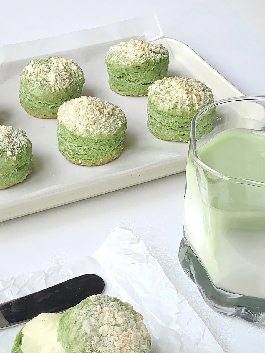 Chongtan's tweet photo. Just grabbed the warmest matcha scone with a dollop of homemade cream from the little corner bakery next to the station—nothing beats this mid-week pick-me-up! https://t.co/ZjxC2BKr7E