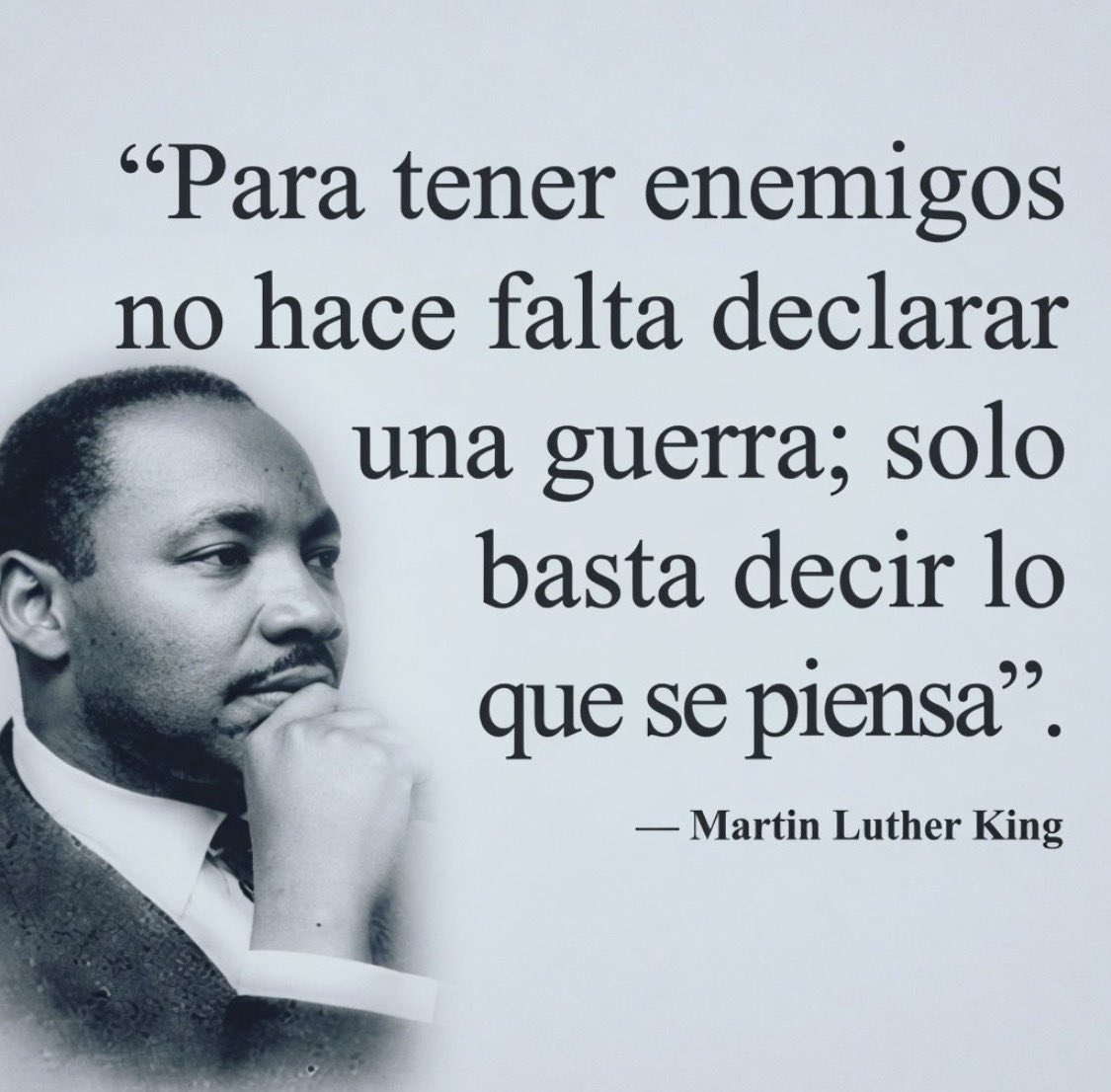 MaribelE59's tweet photo. Al no tener la calidad de funcionaria pública, estoy concentrada en atender mis asuntos personales que dejé en suspenso mientras fungí como Diputada al CN, sin embargo, como ciudadana me he estado preguntando muy seriamente: 
¿CUAL ES EL FUTURO DE HONDURAS CON LOS POLITIQUEROS DE SIEMPRE?

Cuándo vemos que algunos de sus líderes que por sus actos se califican como mafiosos, y aún así, tienen poder y seguidores!

Cuando en lugar del repudio ético público y la aplicación de la justicia, los narcos, los lavadores de activos y corruptos, se encuentran impunes y además son objeto de alabanza!

Cuando Instituciones del estado  integradas igualmente por algunos mafiosos, cómplices e hipócritas serviles al poder de turno y no a la moral, la ética y lo que manda la Constitución.
¿Esos son los ejemplos  a seguir que tienen los niños de esta nación? @MP_Honduras @PJdeHonduras 
@hnpresidencia
@hn_congreso 

Cuando una parte de los partidos de la oposición igualmente mafiosa, corrupta y desprestigiada, porque cuando llegaron al poder fueron ha hacer lo mismo que hicieron los otros pero ahora  quieren alzarse engañando al pueblo como si fueran los defensores de la patria❓; y cuando otra parte de la oposición relegada a la llanura,  se pliega sometiéndose al poder de turno solo para recibir beneficios particulares❓

Donde los bufones, payasos e hipócritas hacen igualmente daño a la sociedad con sus actos❓

Cuando en lugar de la ética, el razonamiento crítico serio, es la estupidez, el descaro, la manipulación, la falaz desinformación  y el insulto infundado son los que predominan en el debate público!

Cuando no hay un verdadero plan de Nación pensando en el bien común,  y en su lugar, predomina la maldad de caudillos, el populismo, el clientelismo Político solo a cambio de votos  de gente que es la más perjudicada en la nación! 

 Concluyo con pesar que un país en donde predomina el crimen organizado, la corrupción, la estupidez y la desidia social frente a estos enormes problemas significa que la sociedad está muy enferma, porque ha perdido la brújula ética y el valor para hacer los cambios verdaderos que impulsa a las naciones hacia su bienestar común mediante el desarrollo económico y social!!

No han entendido o no les importa entender a los POLITIQUEROS de todos los partidos políticos, que vendrá la barbarie a la nación ante todo lo que ellos han hecho‼️‼️‼️

Es la hora que los ciudadanos  entiendan que mientras la ética no sea la forma de conducta de sus líderes y mientras no se tome la decisión ciudadana para depurar al país de la BASURA POLITIQUERA que tiene secuestrado al país, entonces se les está negando  la oportunidad a  nuestros niños y jóvenes para tener un mejor futuro, porque hasta hoy  ya se están quedando sin el‼️‼️‼️

￼ ￼￼￼￼￼