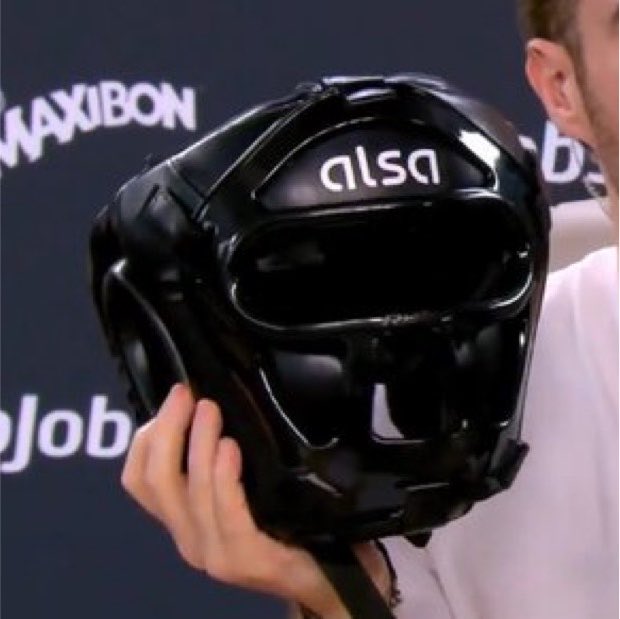 xokaspov's tweet photo. Dato curioso:

Cristopher Nolan cedió a la tiktoker "Roro" el casco original forjado en titanio que utilizó para la pelicula "La Odisea" https://t.co/auwyEhill3