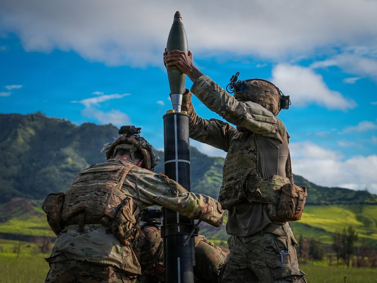 Fire support 💥

U.S. Soldiers assigned to 25th Infantry Division execute mortar live-fire training during a fire support coordination exercise at Schofield Barracks, Hawaii, sharpening responsive fire capabilities in the Pacific region. 🇺🇸

📍 Hawaii 
📸 Cpl. Adaris Cole https://t.co/hwUOInWXmx