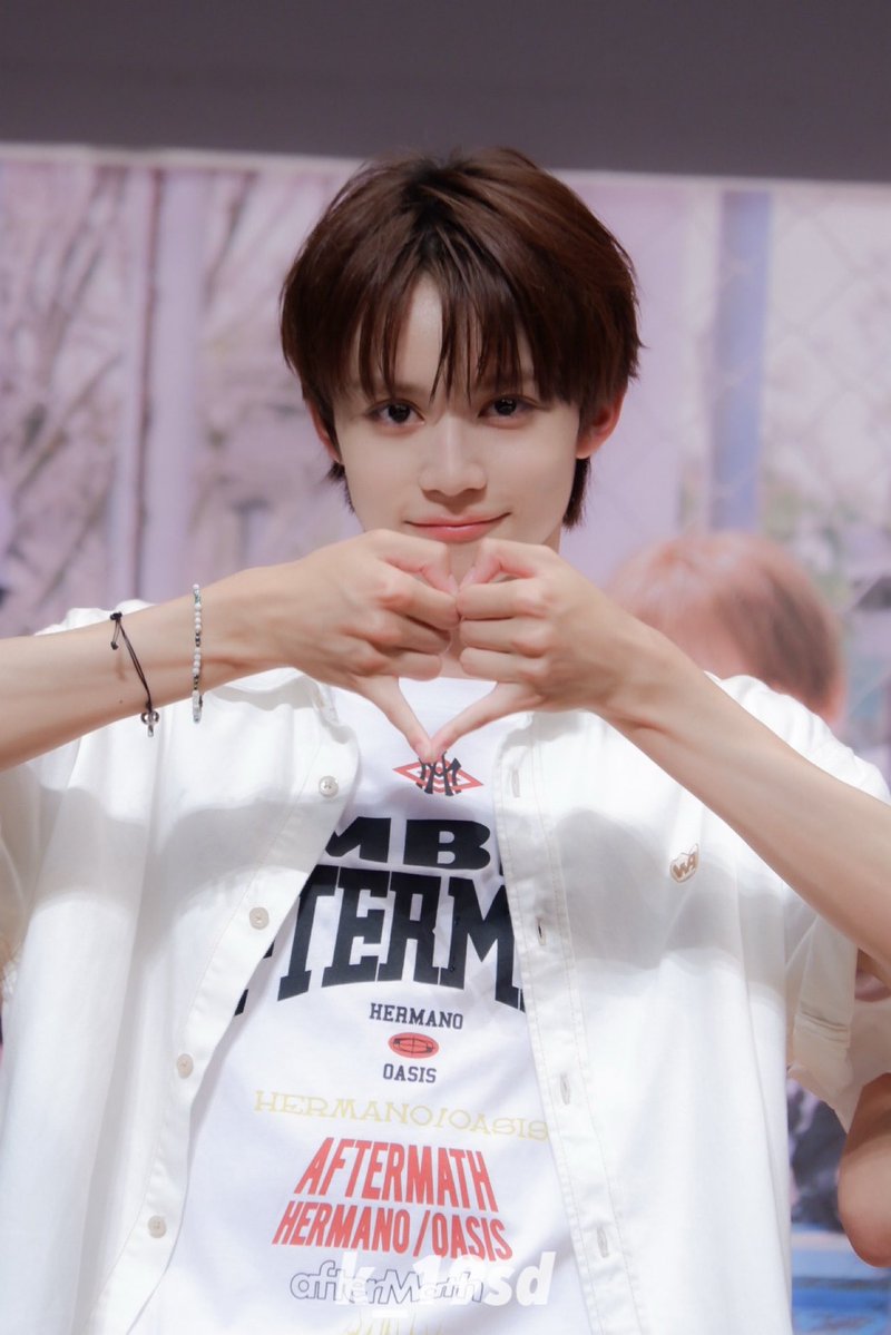 k_19sd's tweet photo. 👀🫶🏻
#YUHZ #유어즈 #ユアーズ #KAI #카이 #カイ

20260724 📍目黒区中小企業センター 
2部⟡フォトタイム📸
🍊💿Orange Record Release Event Vol.3 https://t.co/ncsE3xWnQO