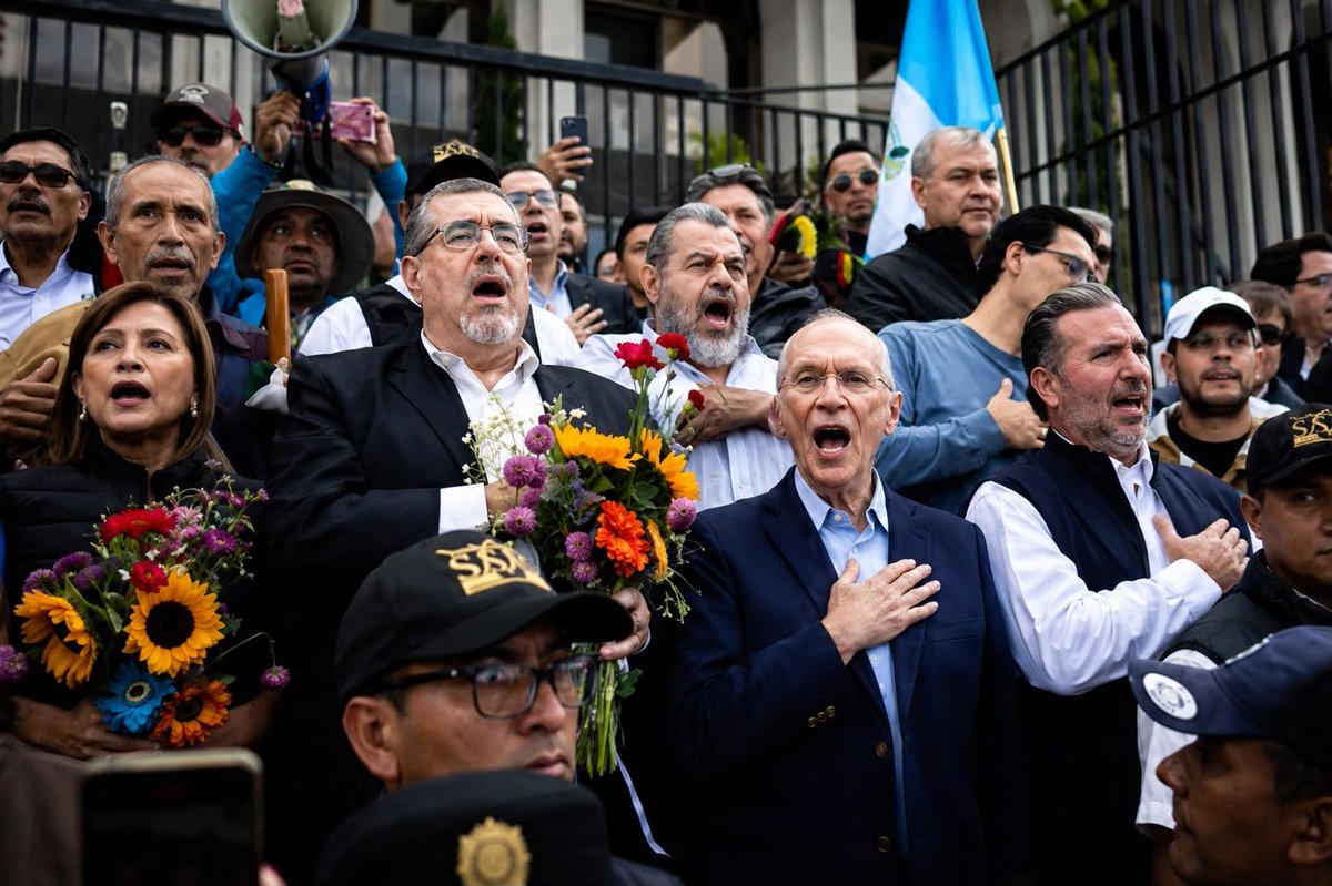 hamlet_a16's tweet photo. El Gobierno dice que no ve bien una rebaja temporal de los impuestos, ya que la rebaja sería de tan solo Q7.

Que afectaría la carga tributaria. Como si un subsidio que puede ascender a Q4 mil millones no afectara la carga tributaria, no afectara la inflación y no afectara la economía diaria de la persona común; la persona que día a día tiene que ver cómo sobrevive, no como ellos, que sin trabajar, sin mayor preocupación, reciben su cheque sin falta.

Hablan de la carga tributaria, pero a la hora de pedir préstamos o de mandar un presupuesto con un déficit de Q40 mil millones, resulta no afectará la carga tributaria.

¿Cuándo regresará la indignación? ¿Cuando los desestabilizadores que hoy gobiernan y viven de nuestros impuestos regresen a las calles?

El país cada vez está peor, pero al parecer la gente vuela, gana súper sueldos y no se enferma; que no les afecta el mal estado de las carreteras, la falta de salud, el alza de los precios y la inseguridad.

Lo único que floreció es que hoy los semilleros pueden darse el estilo de vida que por tantos años soñaron y criticaban por no tenerlo, y hoy, gracias a la corrupción, forman parte de esos new rich.