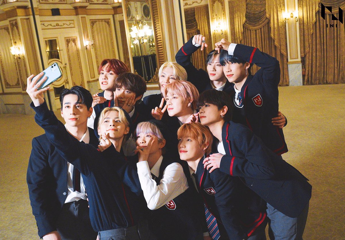 mun_INI_MINI's tweet photo. 最近INIのデビューした頃を懐古してるんだけど、今思い返してもMVも凄い予算感でしかもそれを２つも用意してもらって(今じゃ投票制とか考えられない)
衣装も全部可愛くて本当に大好きで大切なA期だったな🥲❤️
この頃から変わらずずーっと仲良しなINI☺️ https://t.co/DP502d1kyh