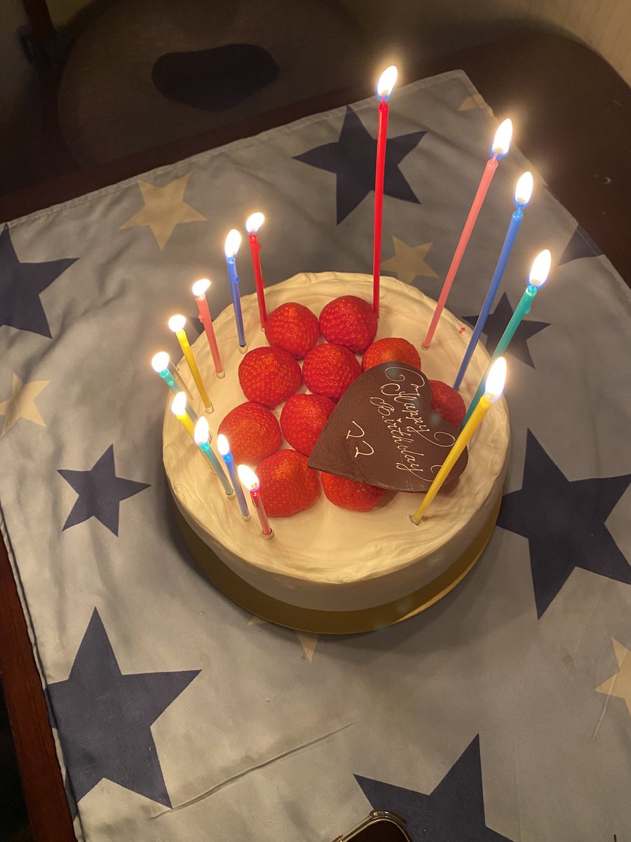 FUMIESSKi's tweet photo. 私事ながら昨日誕生日を迎えました🎂
長女夫婦、次女夫婦が祝ってくれました
🐶🐶達も皆んなに可愛がってもらい楽しい夜を過ごすことができ嬉しく思います
自分の為、家族の為、健康第一でこれからも元気でいなきゃいけないなぁと感じました😁 https://t.co/75wIHEnWfI