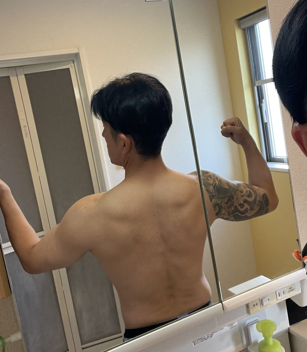 daisuke__1979's tweet photo. 背中少しは変わったかな！
でも理想の背中にはまだまだ
だなぁ💪 https://t.co/BhrhidzcHq