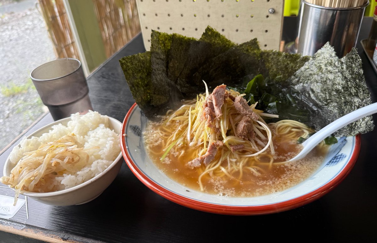 protatu's tweet photo. 井上くんと朝からラーショ食ってご機嫌です🍜
そして曇り空に感謝🙏（暑いのにもう飽きました。晴れはおととい帰えんな👋） https://t.co/GzKLqgHU1m