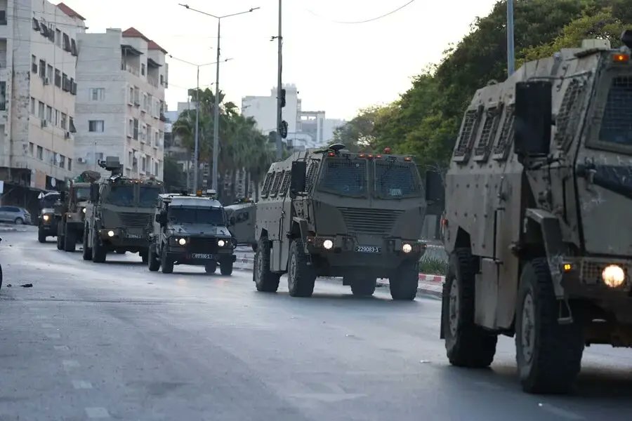 teleSURtv's tweet photo. 🚨 Israel irrumpe en hospital de Nablus y detiene a paciente herido

🔴 Tropas israelíes rodearon el centro médico, agredieron al personal sanitario y esposaron a enfermeras. Detuvieron a Ali Ramadan, quien recibía tratamiento por una herida de bala. 

¿Hasta cuándo la impunidad contra la sanidad en Palestina?

https://t.co/xm2nWvY6ii

#Palestina #Nablus #teleSUR