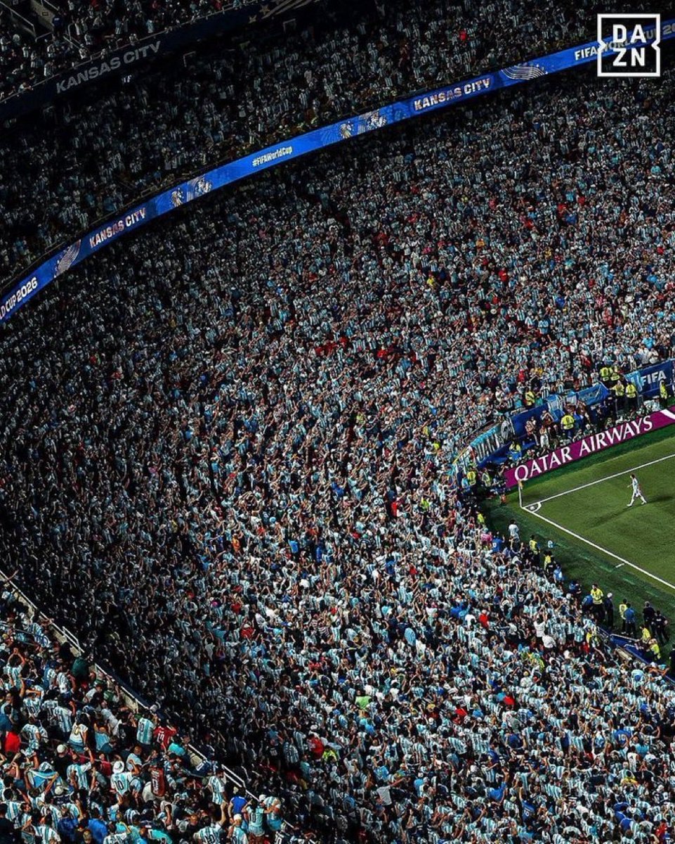 Jofa2010's tweet photo. La foto más votada del mundial 2026 fue ésta donde se ve la hinchada Argentina y a Lionel Messi. https://t.co/E1GR2rcIcO